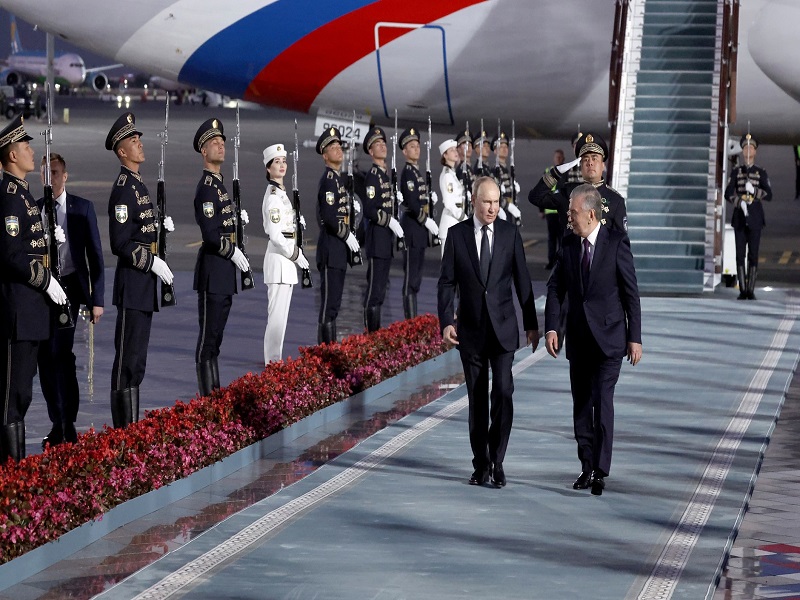 Владимир Путин прибыл в Ташкент.