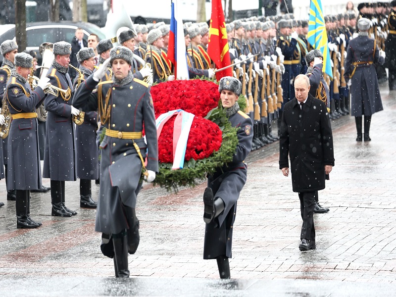 Возложение венка к Могиле Неизвестного Солдата.