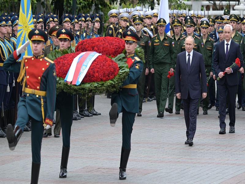 Возложение венка к Могиле Неизвестного Солдата.