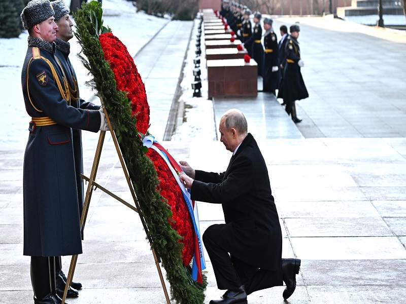 Возложение венка к Могиле Неизвестного Солдата.